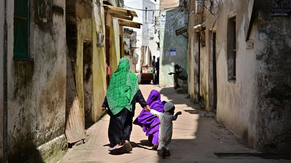 This picture taken on June 19, 2019 shows people walking along narrow streets at Kenya's resort town of Lamu - Sputnik International