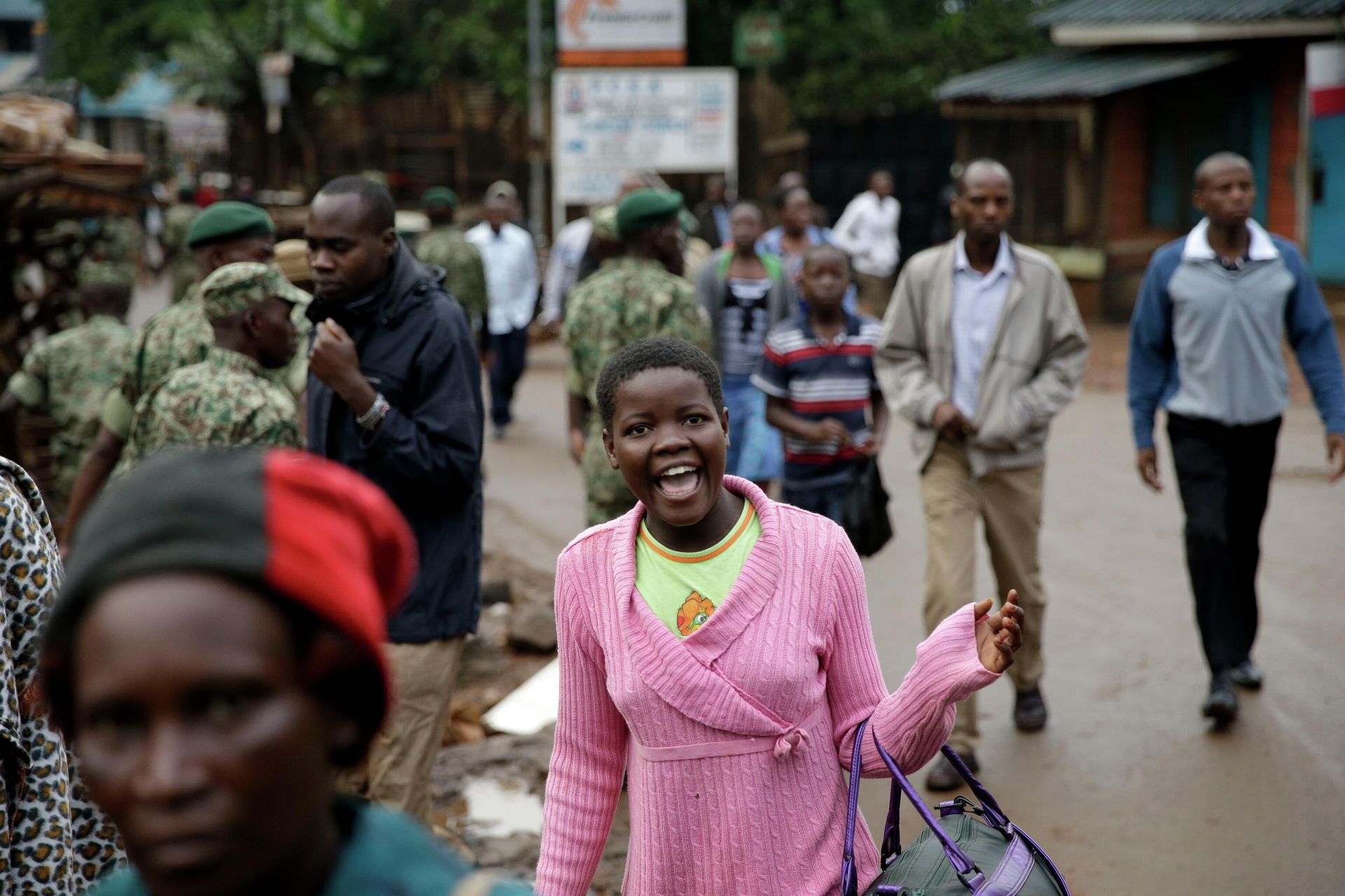 People walk in the streets of Kangemi slum prior to the arrival of Pope Francis, in Nairobi, Kenya, Friday, Nov. 27, 2015 - Sputnik International, 1920, 03.08.2022