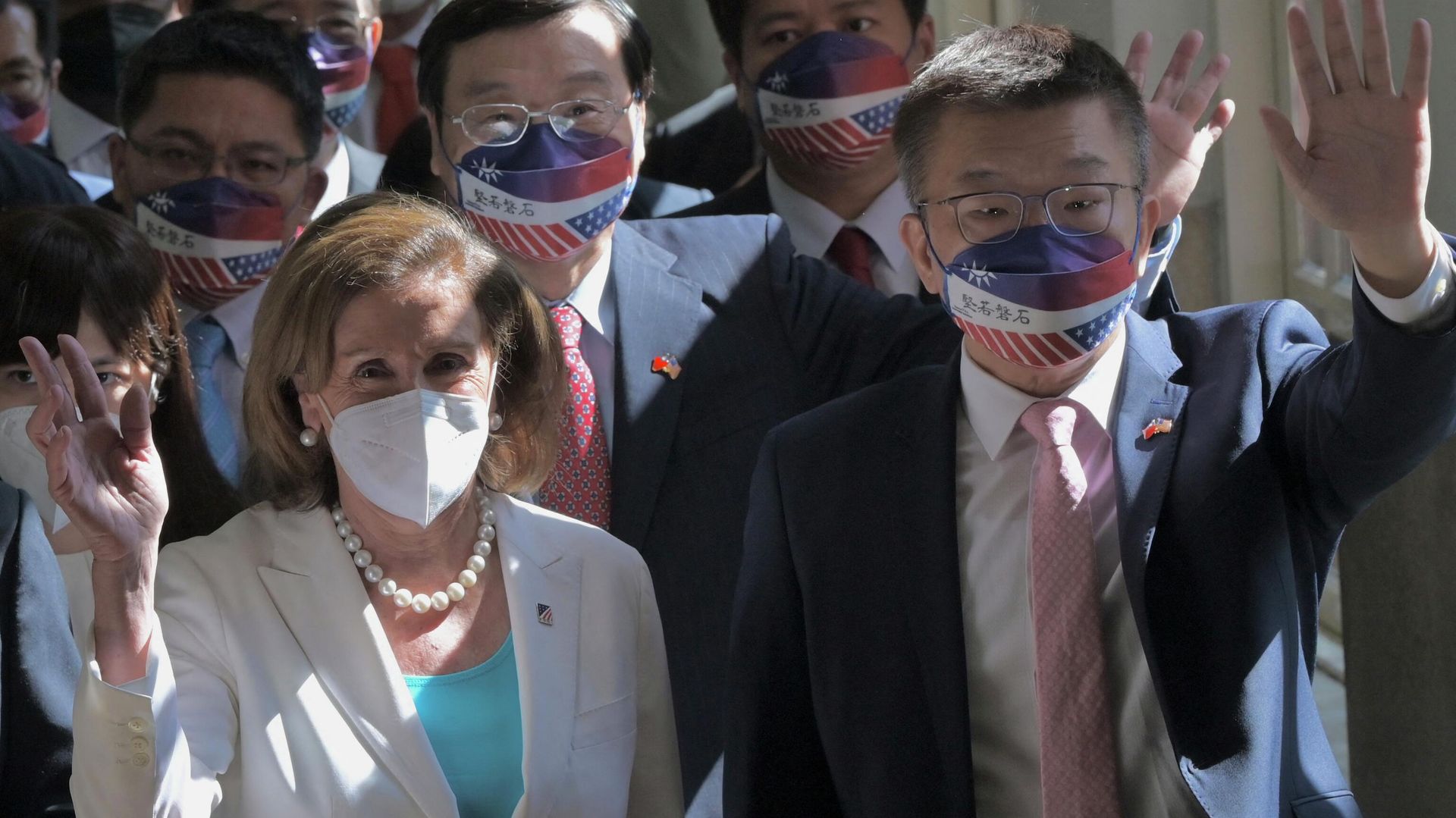 Visiting US House Speaker Nancy Pelosi (L) and Taiwanese Parliament Vice Speaker Tsai Chi-chang (R) wave to journalists during her arrival at the Parliament in Taipei on August 3, 2022. Visiting US House Speaker Nancy Pelosi (L) and Taiwanese Parliament Vice Speaker Tsai Chi-chang (R) wave to journalists during her arrival at the Parliament in Taipei on August 3, 2022. - Sputnik International, 1920, 03.08.2022