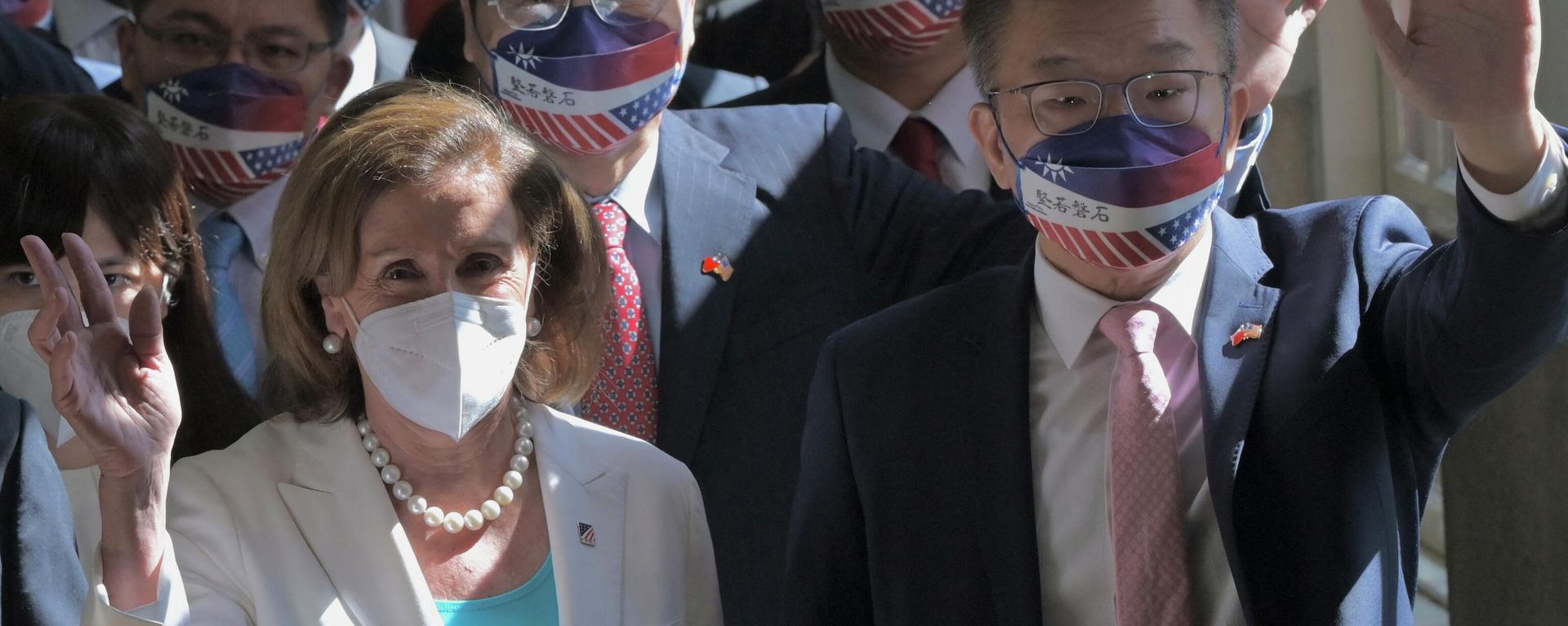 Visiting US House Speaker Nancy Pelosi (L) and Taiwanese Parliament Vice Speaker Tsai Chi-chang (R) wave to journalists during her arrival at the Parliament in Taipei on August 3, 2022.  - Sputnik International, 1920, 03.08.2022
