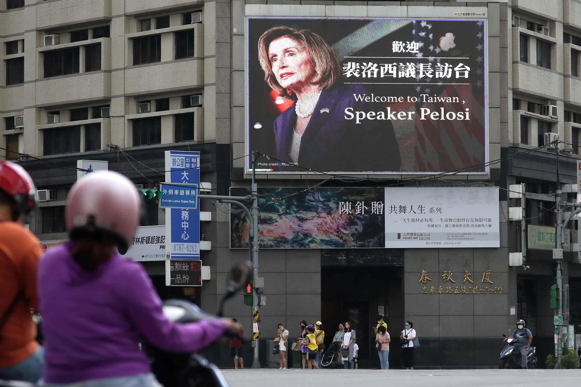 People walk past a billboard welcoming U.S. House Speaker Nancy Pelosi, in Taipei, Taiwan, Wednesday, Aug 3, 2022 People walk past a billboard welcoming U.S. House Speaker Nancy Pelosi, in Taipei, Taiwan, Wednesday, Aug 3, 2022 - Sputnik International, 1920, 14.11.2022