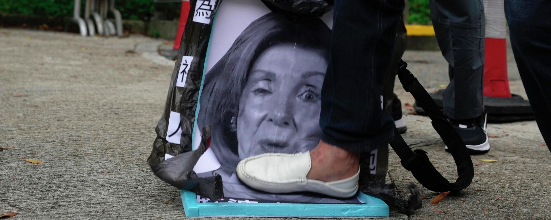 Pro-China supporters step on a picture of U.S. House Speaker Nancy Pelosi during a protest outside the Consulate General of the United States in Hong Kong, Wednesday, Aug. 3, 2022. U.S. House Speaker Nancy Pelosi arrived in Taiwan late Tuesday, becoming the highest-ranking American official in 25 years to visit the self-ruled island claimed by China, which quickly announced that it would conduct military maneuvers in retaliation for her presence. (AP Photo/Kin Cheung) Pro-China supporters step on a picture of U.S. House Speaker Nancy Pelosi during a protest outside the Consulate General of the United States in Hong Kong, Wednesday, Aug. 3, 2022. U.S. House Speaker Nancy Pelosi arrived in Taiwan late Tuesday, becoming the highest-ranking American official in 25 years to visit the self-ruled island claimed by China, which quickly announced that it would conduct military maneuvers in retaliation for her presence. (AP Photo/Kin Cheung) - Sputnik International, 1920, 13.08.2022