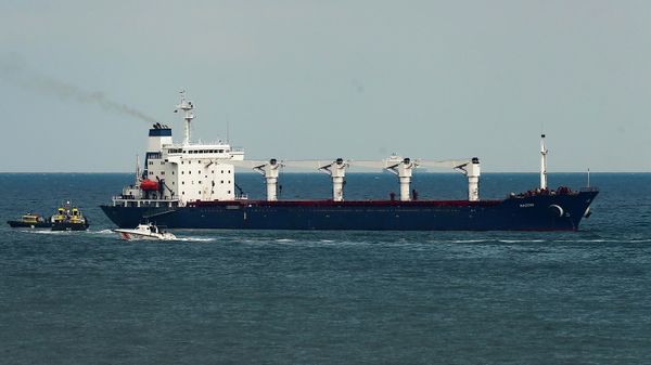 A boat with Russian, Ukrainian, Turkish and U.N. officials heads to the Sierra Leone-flagged cargo ship Razoni, to check if the grain shipment is in accordance with a crucial agreement signed last month by Moscow and Kyiv, at an inspection area in the Black Sea off the coast of Istanbul, Turkey, Wednesday, Aug. 3, 2022 - Sputnik International