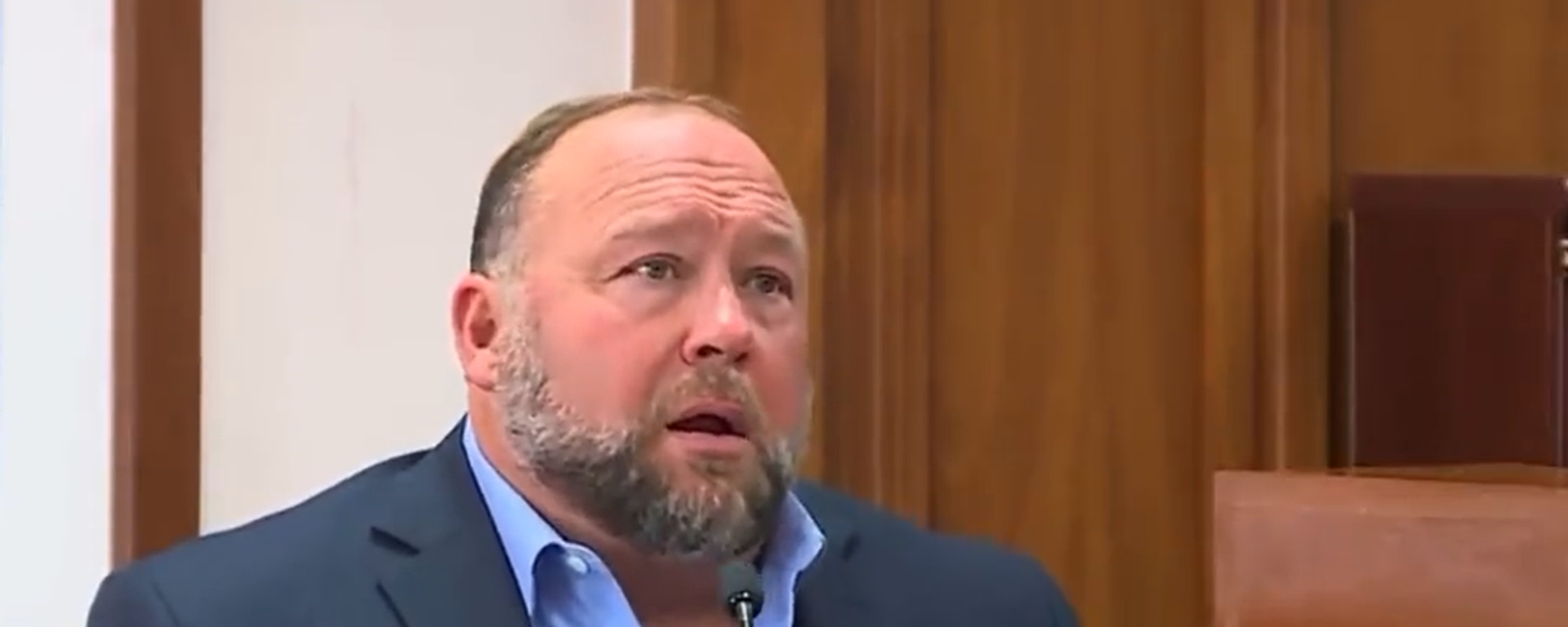 Infowars founder Alex Jones in a Texas court facing defamation charges by a family of a victim of the 2012 Sandy Hook shooting - Sputnik International, 1920, 06.08.2022