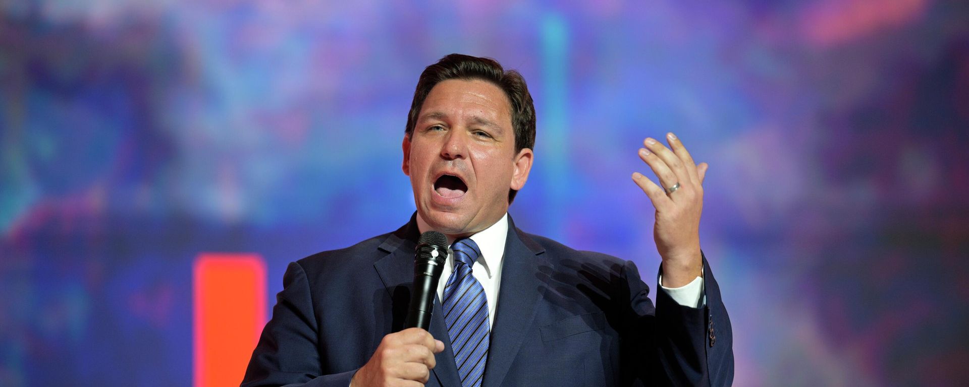 FILE - Florida Gov. Ron DeSantis addresses attendees during the Turning Point USA Student Action Summit, Friday, July 22, 2022, in Tampa, Fla. - Sputnik International, 1920, 27.02.2023