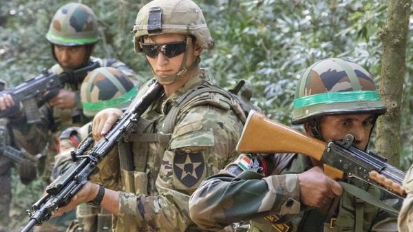A Soldier with U.S. Army’s 1st Battalion, 23rd Infantry Regiment, and Soldiers with Indian army’s 99th Mountain Brigade pull security during an IED training lane Sept. 21, 2018, at Chaubattia Military Station, India - Sputnik International