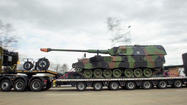Tanks with mounted howitzers („Panzerhaubitze 2000“) of the German armed forces Bundeswehr are loaded onto heavy-duty transporters in the Hindenburg barracks in Munster on February 14, 2022. - - Sputnik International