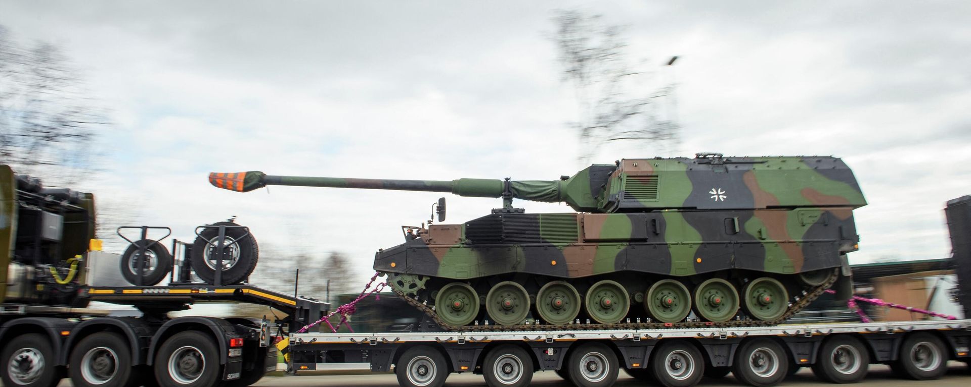 Tanks with mounted howitzers („Panzerhaubitze 2000“) of the German armed forces Bundeswehr are loaded onto heavy-duty transporters in the Hindenburg barracks in Munster on February 14, 2022. - - Sputnik International, 1920, 28.08.2022