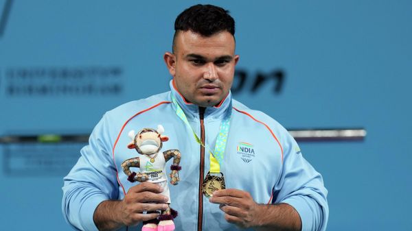 India's Sudhir poses with the gold medal he won at the men's heavyweight para powerlifting final at the Commonwealth Games at The NEC in Birmingham, England, Thursday, Aug. 4, 2022 - Sputnik International