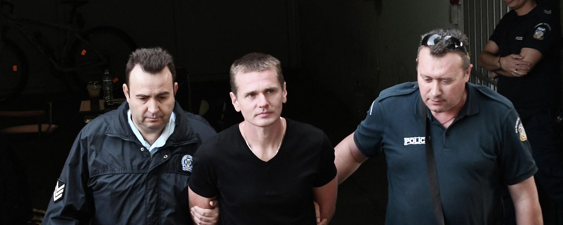 (FILES) In this file photograph taken on October 4, 2017, Russian Alexander Vinnik (C) is escorted by police officers as he arrives at a courthouse in Thessaloniki - Sputnik International, 1920, 08.08.2022