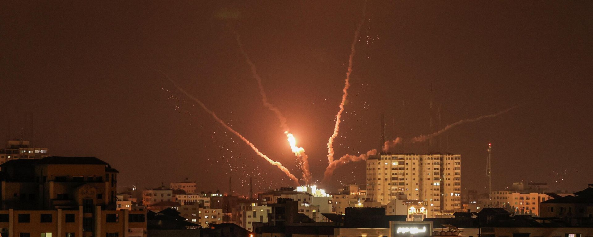 A picture taken on August 5, 2022, shows Palestinian rockets fired from in Gaza City in retaliation to earlier Israeli airstrikes. - A senior militant from Islamic Jihad was killed in an Israeli air strike on the Gaza Strip today, prompting the militant group to warn Israel has started a war. A picture taken on August 5, 2022, shows Palestinian rockets fired from in Gaza City in retaliation to earlier Israeli airstrikes. - A senior militant from Islamic Jihad was killed in an Israeli air strike on the Gaza Strip today, prompting the militant group to warn Israel has started a war. - Sputnik International, 1920, 06.08.2022