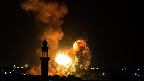 Smoke and fire rise above Khan Yunis in the southern Gaza strip, during an Israeli air strike, on August 5, 2022. - Israel pounded Gaza with air strikes today, killing at least 15 people, and triggering a barrage of retaliatory rocket fire from militants in the Palestinian enclave. - Sputnik International