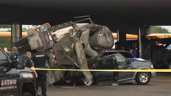 Cement truck lands on car killing toddler - Sputnik International