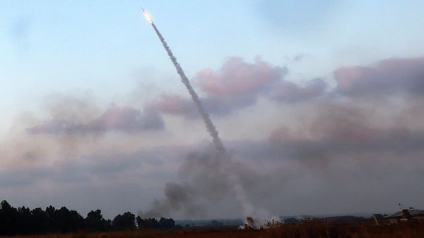 A missile from Israel's Iron Dome air defence system, designed to intercept and destroy incoming short-range rockets and artillery shells, is launched from the outskirts of the southern Israeli city of Sderot, on August 6, 2022. - Sputnik International