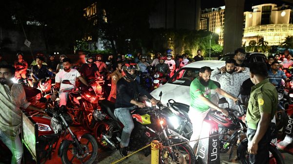 Bangladeshis queue at a gas station in Dhaka after government has increased fuel oil price in Bangladesh on August 5, 2022.  - Sputnik International