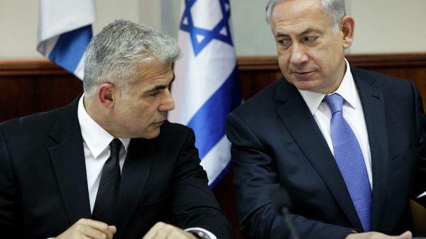 Israeli Prime Minister Benjamin Netanyahu (R) speaks with Finance Minister Yair Lapid during a cabinet meeting in Jerusalem on October 7, 2014. - Sputnik International