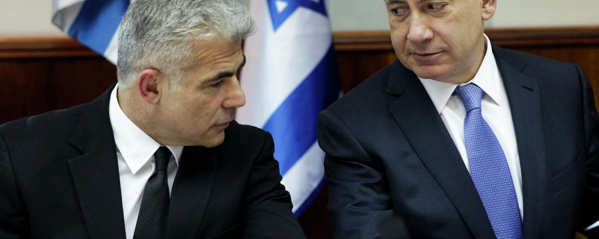 Israeli Prime Minister Benjamin Netanyahu (R) speaks with Finance Minister Yair Lapid during a cabinet meeting in Jerusalem on October 7, 2014. - Sputnik International, 1920, 07.08.2022