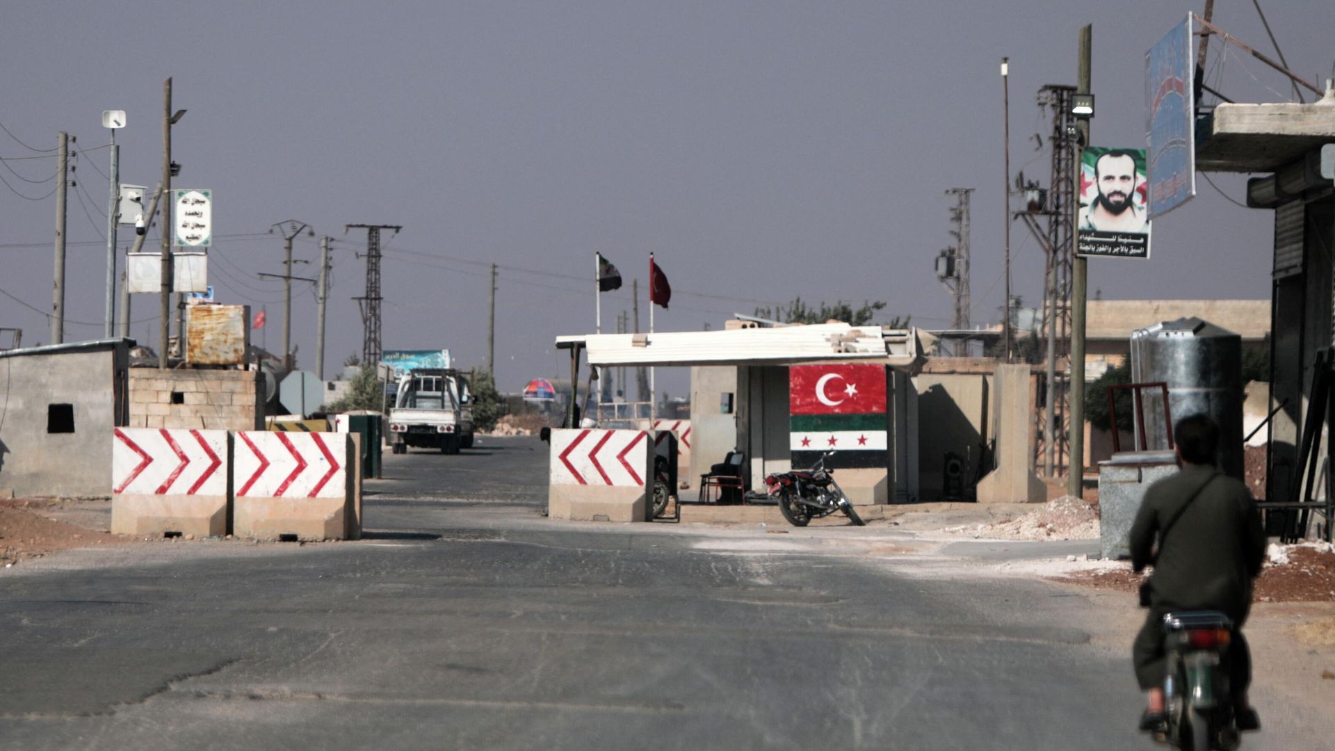 Turkey-backed Syrian fighters man a checkpoint in the town of Marea in the  northern Aleppo governorate, facing the Kurdish-controlled area of Tal Rifaat, on August 2, 2022.  - Sputnik International, 1920, 08.08.2022