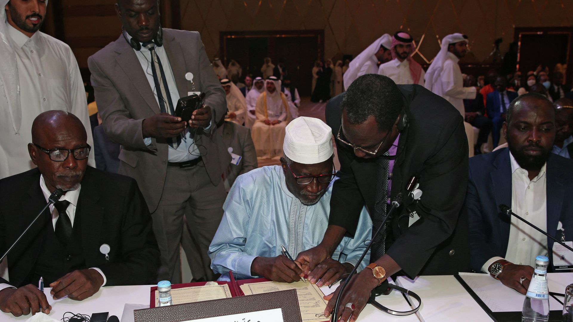 A picture taken on August 8, 2022 in the Qatari captial Doha shows the signing ceremony between Chad's military authority and more than 40 opposition groups to launch national peace talks later this month, in the absence of The Front for Change and Concord in Chad (FACT), the main rebel group. - Sputnik International, 1920, 29.08.2022