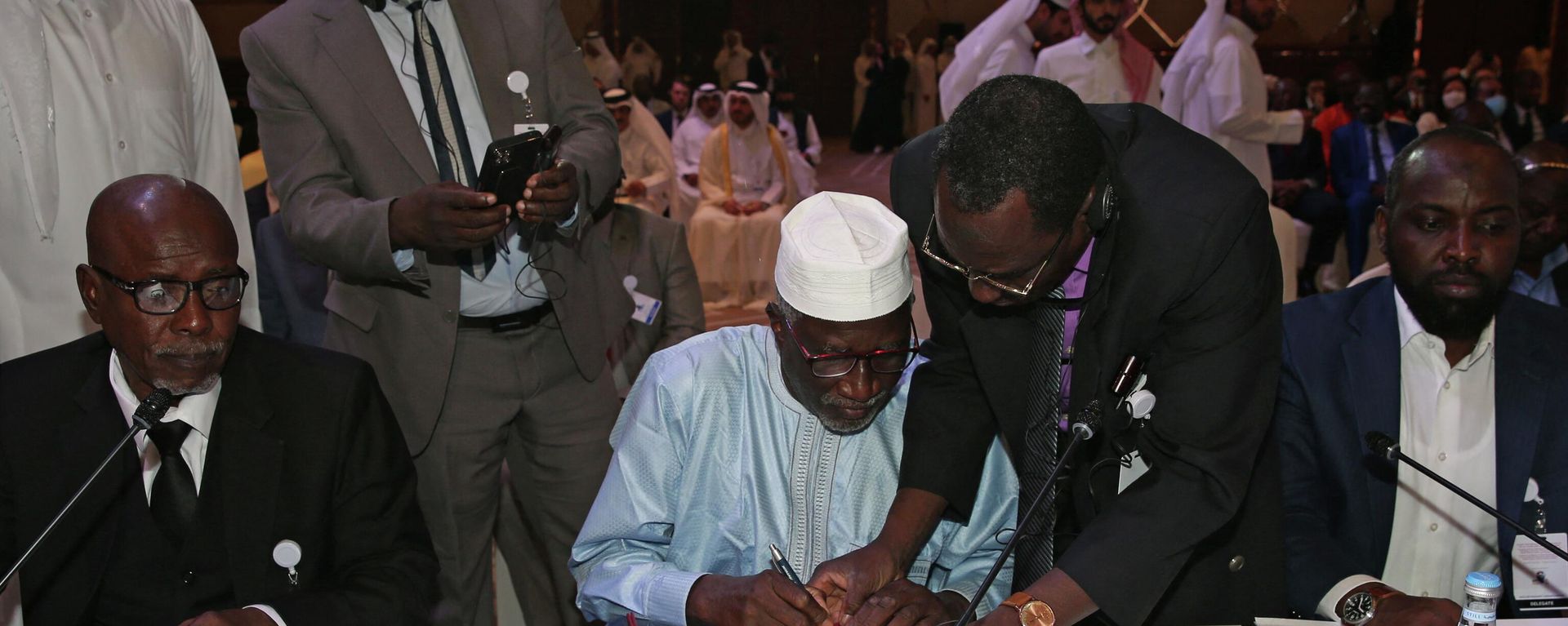A picture taken on August 8, 2022 in the Qatari captial Doha shows the signing ceremony between Chad's military authority and more than 40 opposition groups to launch national peace talks later this month, in the absence of The Front for Change and Concord in Chad (FACT), the main rebel group. A picture taken on August 8, 2022 in the Qatari captial Doha shows the signing ceremony between Chad's military authority and more than 40 opposition groups to launch national peace talks later this month, in the absence of The Front for Change and Concord in Chad (FACT), the main rebel group. - Sputnik International, 1920, 29.08.2022