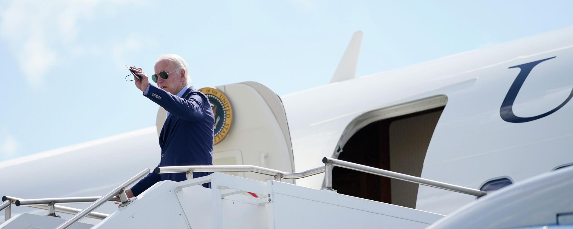 President Joe Biden waves as he boards Air Force One at Blue Grass Airport, Monday, Aug. 8, 2022, in Lexington, Ky., after spending the day viewing flood damage in the state. President Joe Biden waves as he boards Air Force One at Blue Grass Airport, Monday, Aug. 8, 2022, in Lexington, Ky., after spending the day viewing flood damage in the state. - Sputnik International, 1920, 12.08.2022