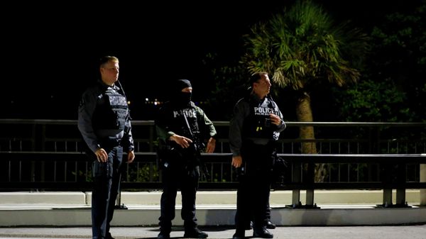 Palm Beach police officers keep watch near the home of former President Donald Trump at Mar-A-Lago on August 8, 2022 in Palm Beach, Florida - Sputnik International