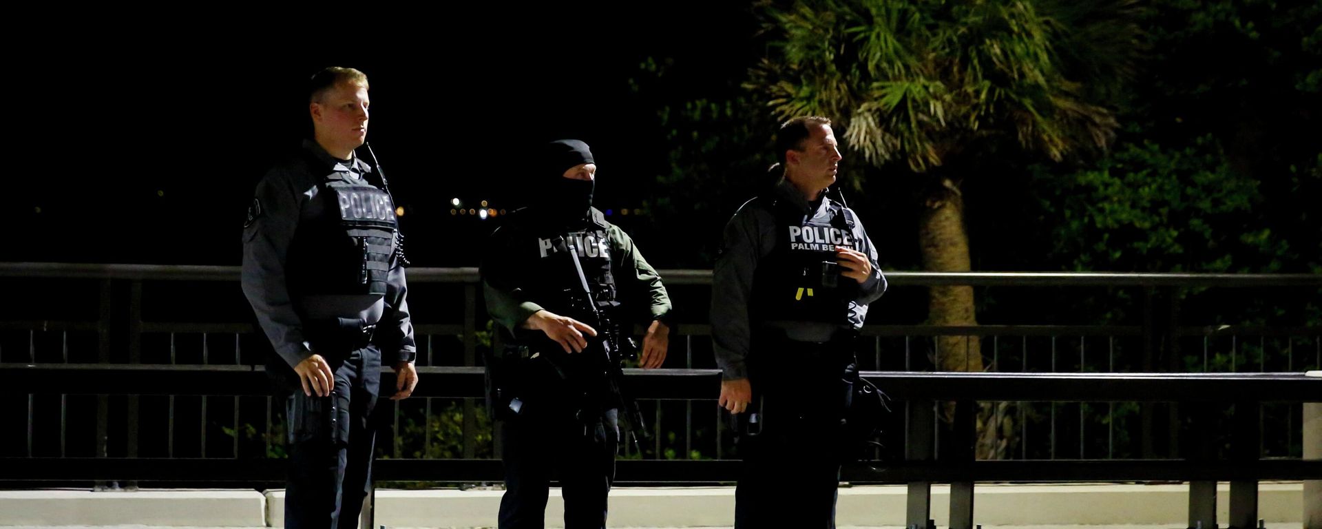 Palm Beach police officers keep watch near the home of former President Donald Trump at Mar-A-Lago on August 8, 2022 in Palm Beach, Florida - Sputnik International, 1920, 09.08.2022