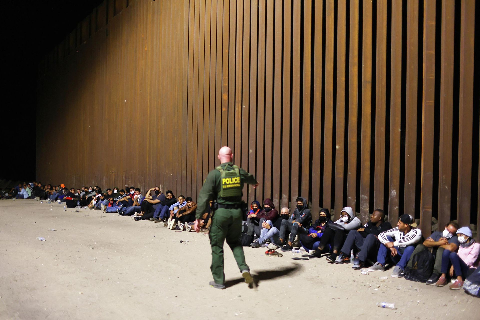 A U.S. Border Patrol agent monitors immigrants after they crossed the border with Mexico on May 18, 2022 in Yuma, Arizona - Sputnik International, 1920, 09.08.2022