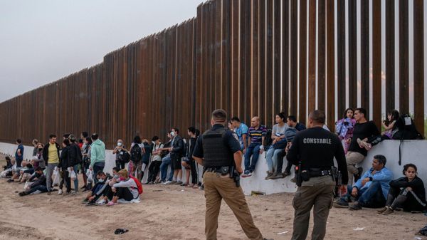 Border Patrol officers oversee migrants as they wait to be transported after crossing the Rio Grande into the U.S. on May 21, 2022 in Eagle Pass, Texas - Sputnik International