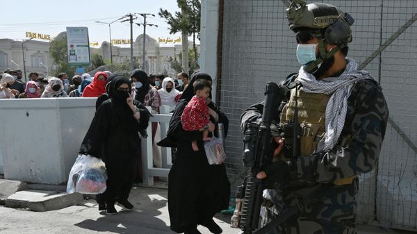 Taliban Badri fighters, a special forces unit, stand guard as Afghans, hoping to leave Afghanistan, walk through the main entrance gate of Kabul airport in Kabul on August 28, 2021, following the Taliban stunning military takeover of Afghanistan - Sputnik International
