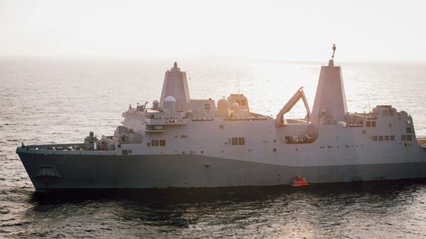 In this handout photo from the U.S. Marine Corps, the USS Portland lowers a floating target into the water that it will later fire on with a laser weapon system, in the Gulf of Aden, Tuesday, Dec. 14, 2021. The U.S. Navy announced Wednesday it tested a laser weapon and destroyed a floating target in the Mideast, a system that could be used to counter bomb-laden drone boats deployed by Yemen's Houthi rebels in the Red Sea. (Staff Sgt. Donald Holbert/U.S. Marine Corps via AP) - Sputnik International