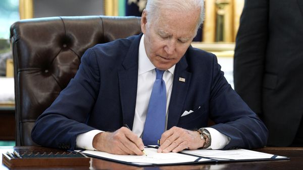U.S. President Joe Biden signs  - Sputnik International