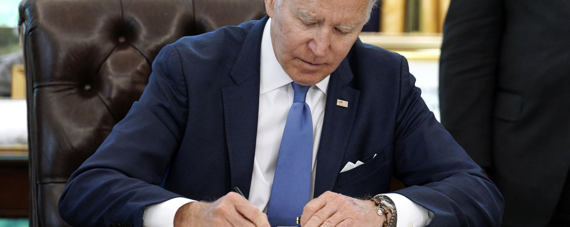 U.S. President Joe Biden signs  - Sputnik International, 1920, 16.08.2022