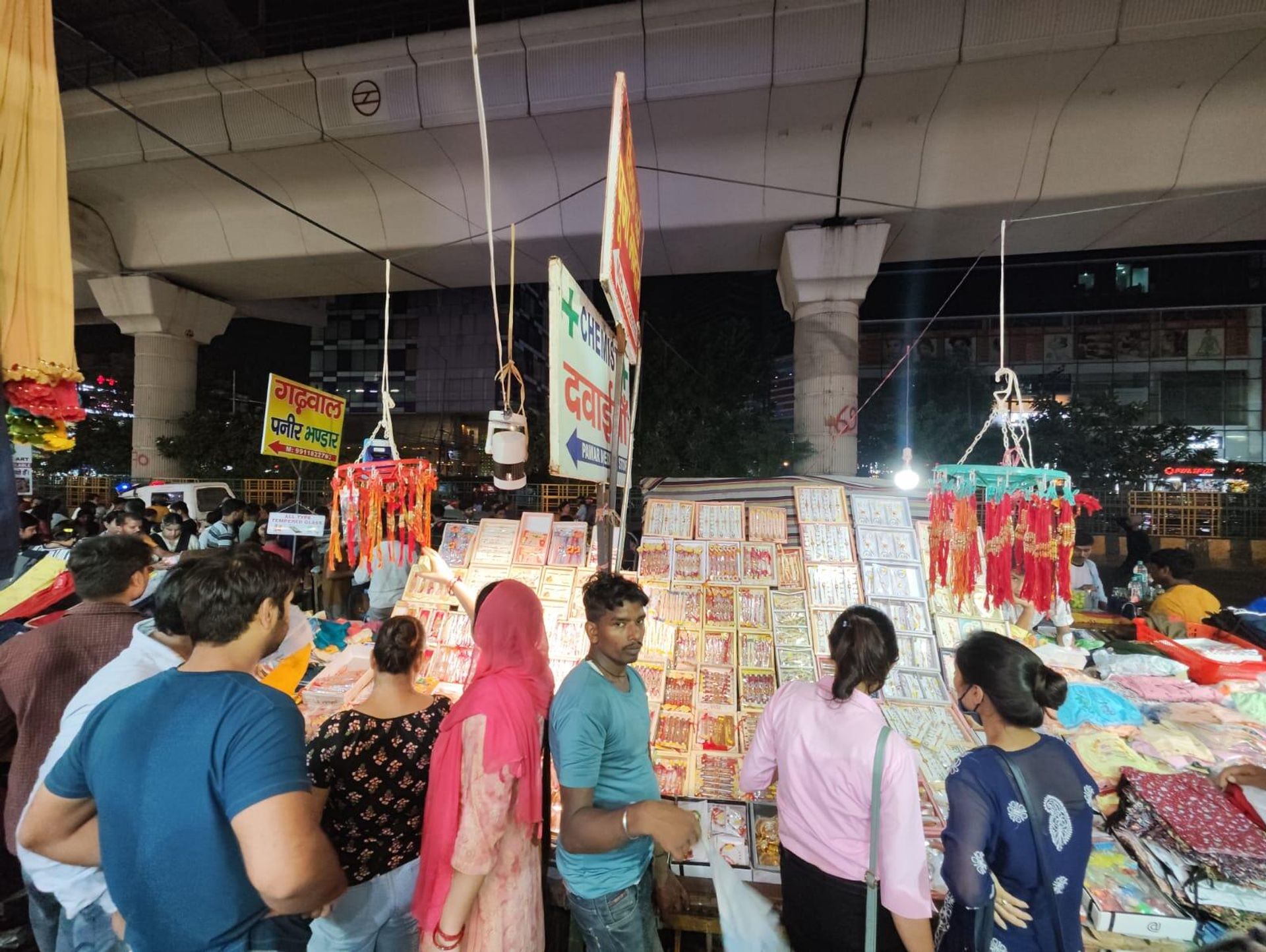 Women Buying Rakhi Ahead of Raksha Bandhan in India - Sputnik International, 1920, 10.08.2022