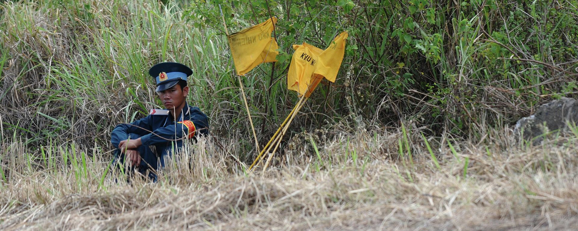 A Vietnamese Airforce soldier sits guarding the entrance to a dioxin-contaminated area at Danang airport, a former US airbase, where a ground-breaking ceremony of the joint US-Vietnam Dioxin Cleanning Project is held on August 9, 2012. A Vietnamese Airforce soldier sits guarding the entrance to a dioxin-contaminated area at Danang airport, a former US airbase, where a ground-breaking ceremony of the joint US-Vietnam Dioxin Cleanning Project is held on August 9, 2012. - Sputnik International, 1920, 10.08.2022