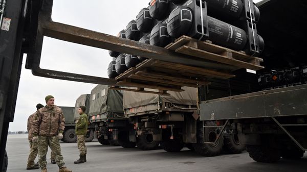 Ukrainian servicemen load a truck with the FGM-148 Javelin, American man-portable anti-tank missile provided by US to Ukraine as part of a military support. File photo  - Sputnik International