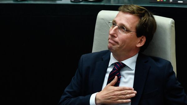 Spanish conservative Popular Party (PP) candidate Jose Luis Martinez Almeida aknowledges applause after being elected new mayor of Madrid at the City Hall on June 15, 2019 in Madrid. - Madrid's city hall swung to the right after a conservative candidate was elected mayor with the support of newly-emerged far-right party Vox, in a move that has caused concern in Spain. (Photo by OSCAR DEL POZO / AFP) - Sputnik International