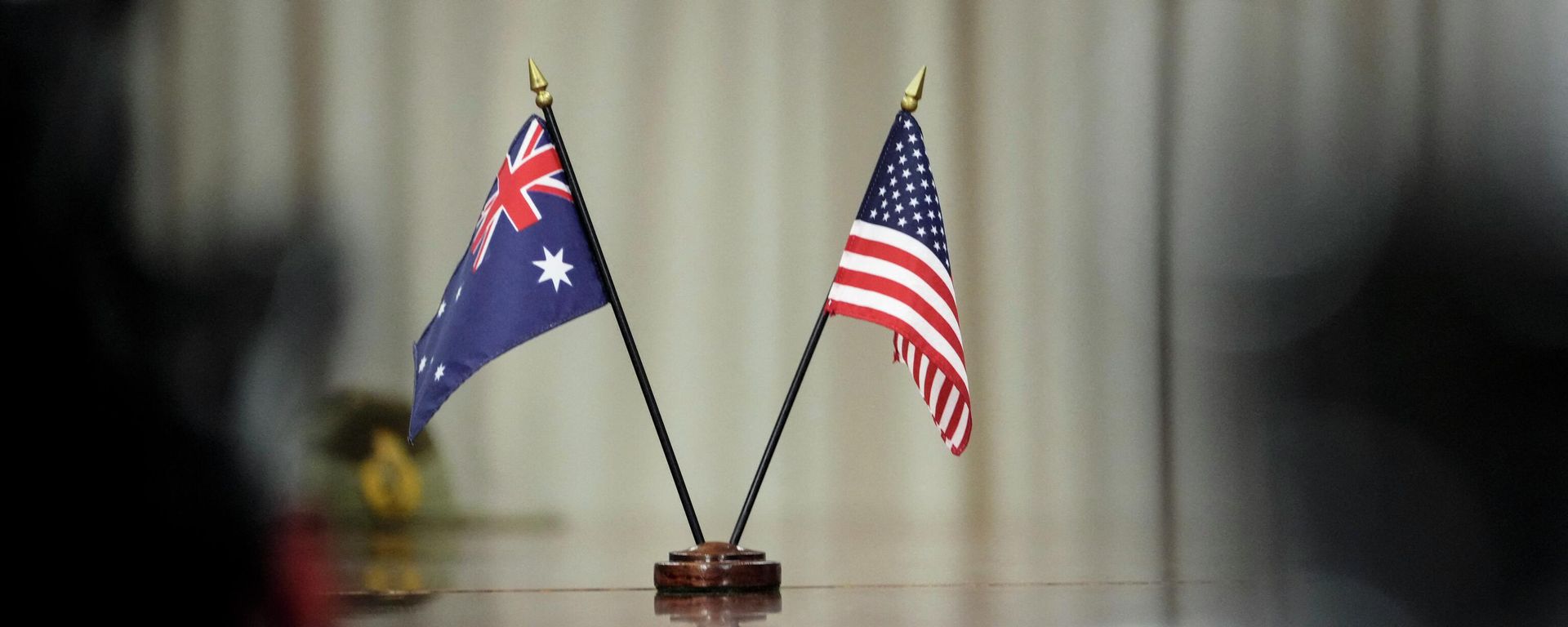 Australian and American flags sit on the table during a meeting between Prime Minister of Australia Scott Morrison and U.S. Secretary of Defense Lloyd Austin at the Pentagon on September 22, 2021 in Arlington, Virginia Australian and American flags sit on the table during a meeting between Prime Minister of Australia Scott Morrison and U.S. Secretary of Defense Lloyd Austin at the Pentagon on September 22, 2021 in Arlington, Virginia - Sputnik International, 1920, 11.08.2022