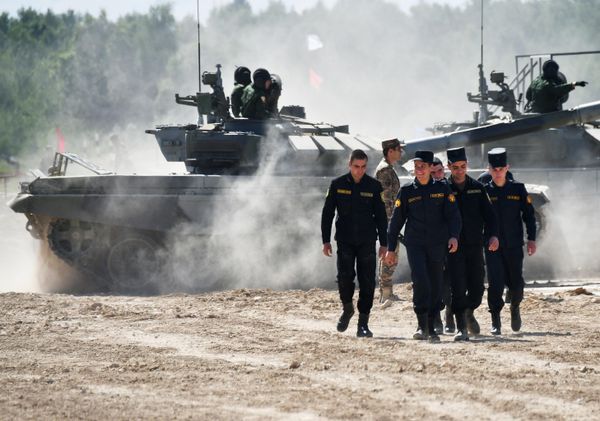 The servicemen of the Armenian team after the T-72B3 tank fired rounds at the Alabino military training ground in the Moscow region. - Sputnik International