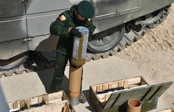 Military personnel of the Myanmar team before firing T-72B3 tank rounds at the Alabino military training ground in the Moscow region.  - Sputnik International