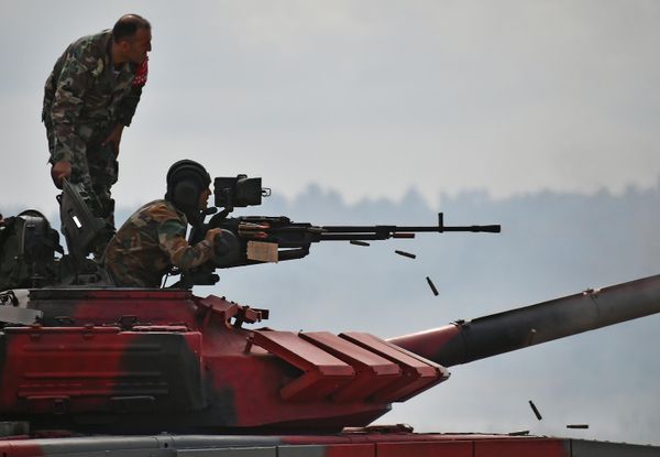 Military personnel of the Syrian team during the firing of T-72B3 tank rounds at the Alabino military training ground in the Moscow region. - Sputnik International