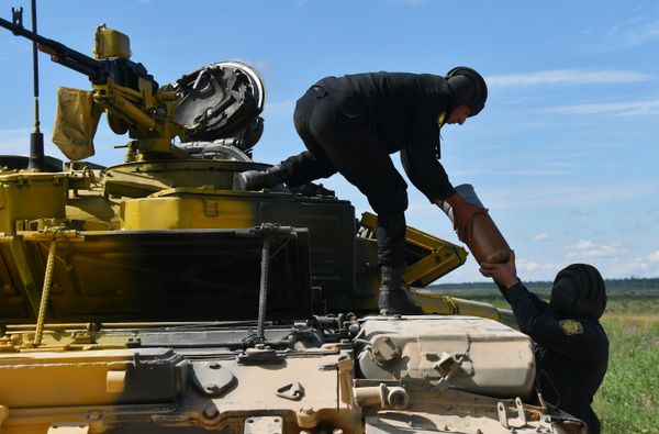Servicemen of the Armenian team during the firing of T-72B3 tank rounds at the Alabino military training ground in the Moscow region. - Sputnik International