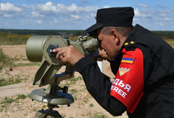 A judge monitors the firing of T-72B3 tank rounds at the Alabino military training ground in the Moscow region. - Sputnik International