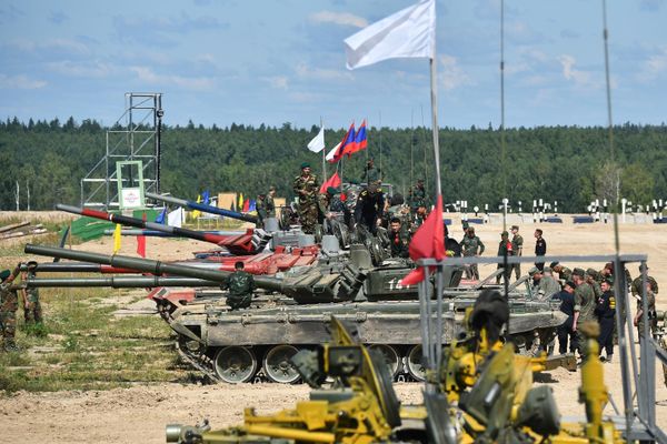 Crews before firing T-72B3 tank rounds at the Alabino military training ground in the Moscow region. - Sputnik International