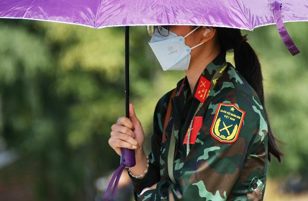 A servicewoman of the Vietnam team during the firing of a tank's standard weaponry at the Alabino military training ground in the Moscow region. - Sputnik International