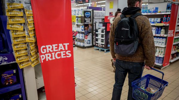 A customer carries their shopping in a basket at a Sainsbury's supermarket in Walthamstow, east London on February 13, 2022. - Sputnik International