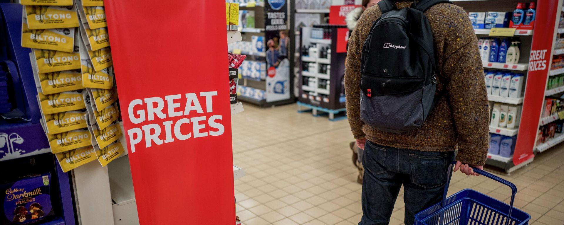 A customer carries their shopping in a basket at a Sainsbury's supermarket in Walthamstow, east London on February 13, 2022. A customer carries their shopping in a basket at a Sainsbury's supermarket in Walthamstow, east London on February 13, 2022. - Sputnik International, 1920, 19.08.2022