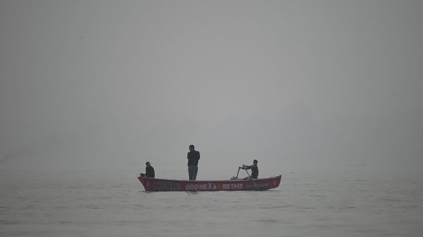 In this photograph taken on November 20, 2021, people enjoy an early morning boat ride on the river Ganges in Varanasi, in the north Indian state of Uttar Pradesh. - Sputnik International