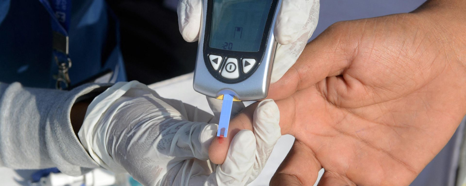 An Indian nurse (L) collects a blood sample from a policeman using a glucometer at a free diabetic health check-up camp on World Health Day in Hyderabad on April 7, 2016. - Sputnik International, 1920, 12.08.2022