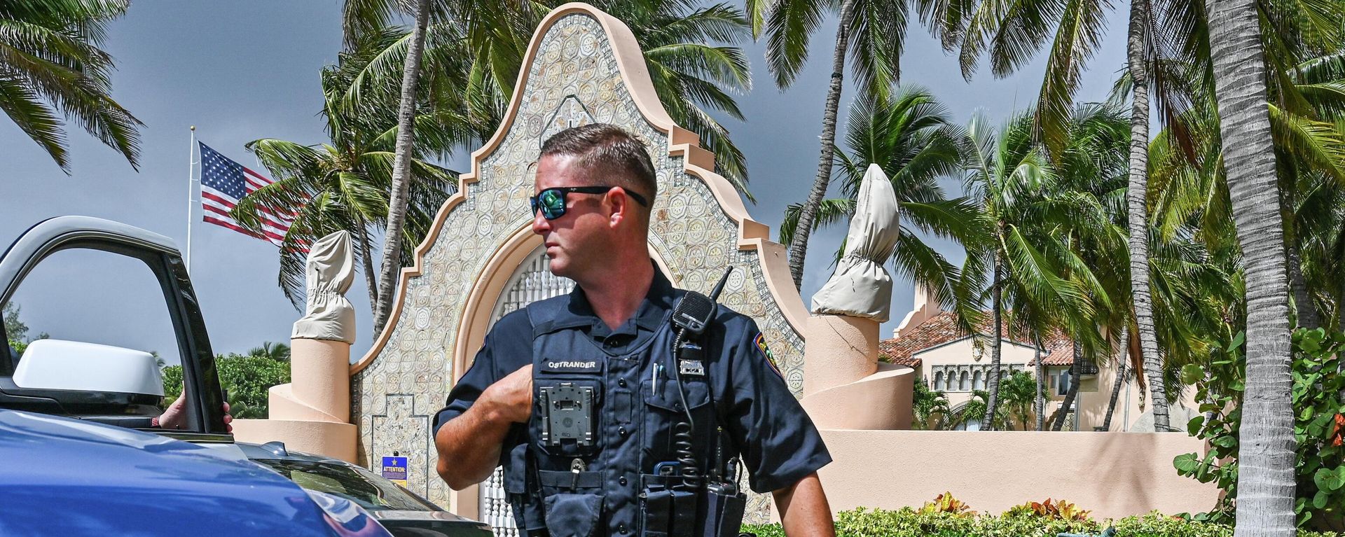 Local law enforcement officers are seen in front of the home of former President Donald Trump at Mar-A-Lago in Palm Beach, Florida on August 9, 2022. Local law enforcement officers are seen in front of the home of former President Donald Trump at Mar-A-Lago in Palm Beach, Florida on August 9, 2022. - Sputnik International, 1920, 15.08.2022